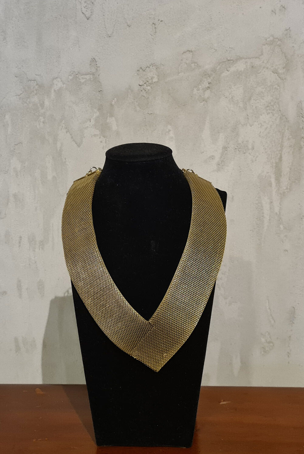Collar dorado en V