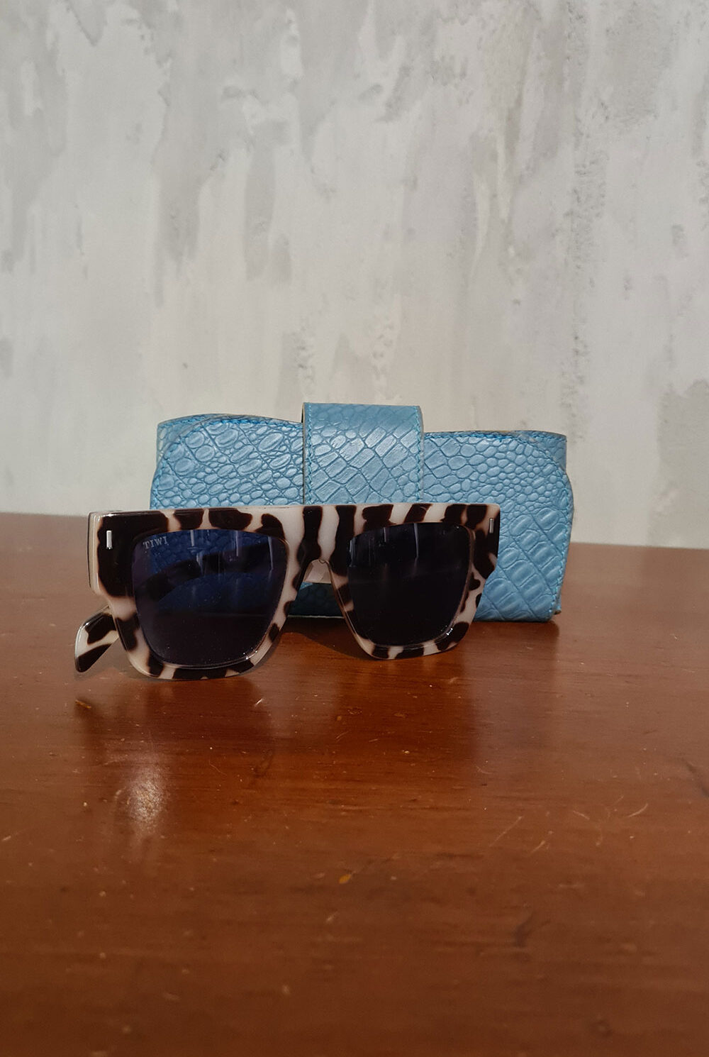 Gafas negras animal print con estuche TIWI