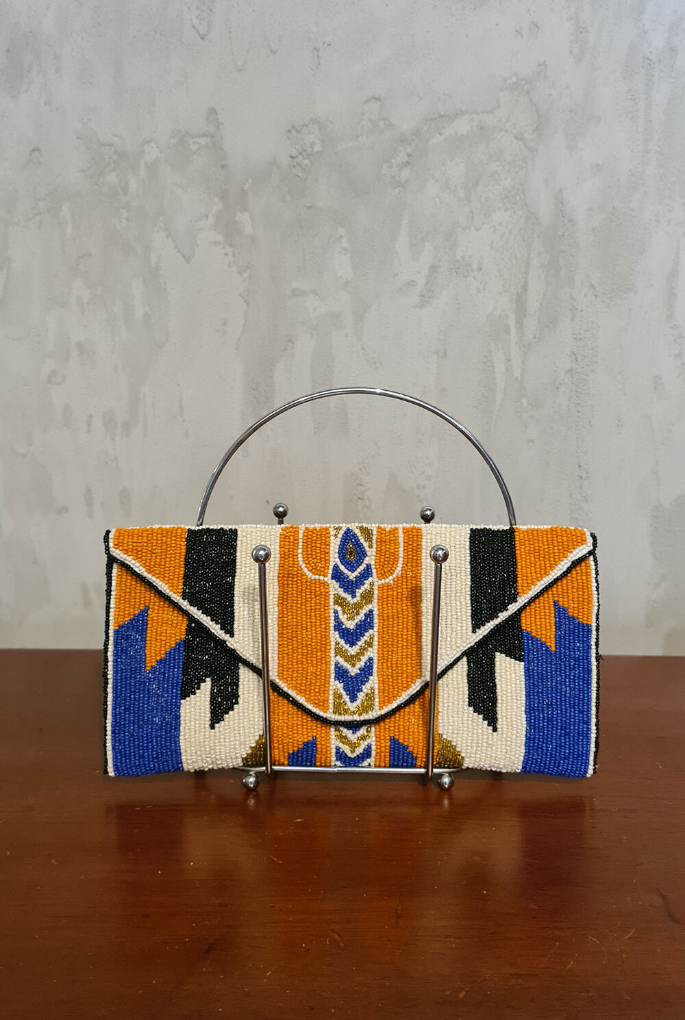 Sobre canutillos naranja negro azul beige