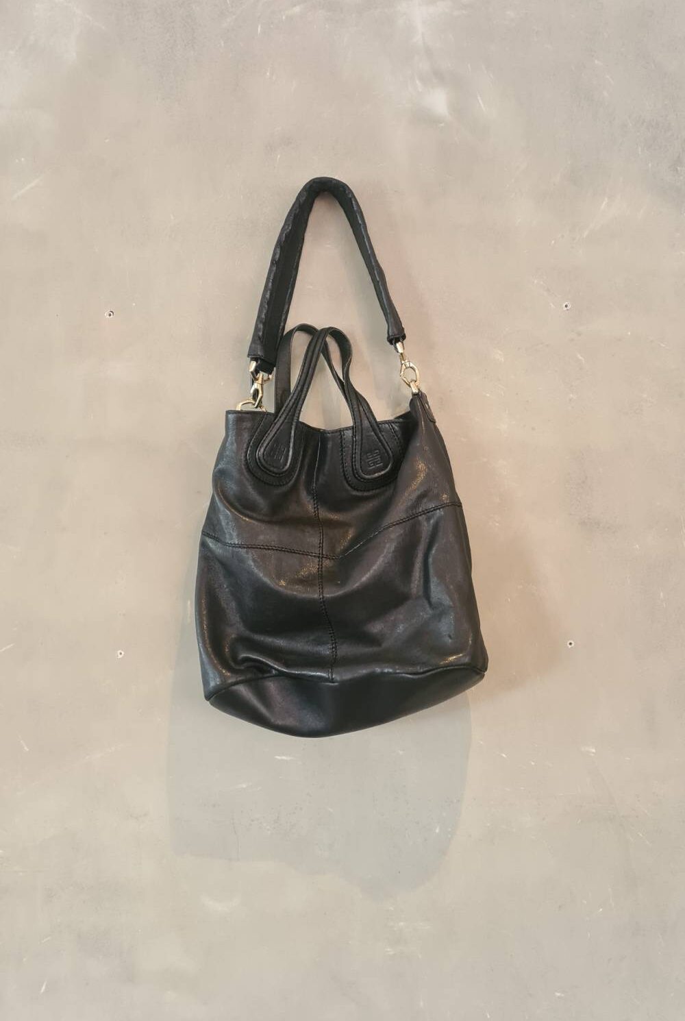 Cartera negra tipo bolsa grande GIVENCHY