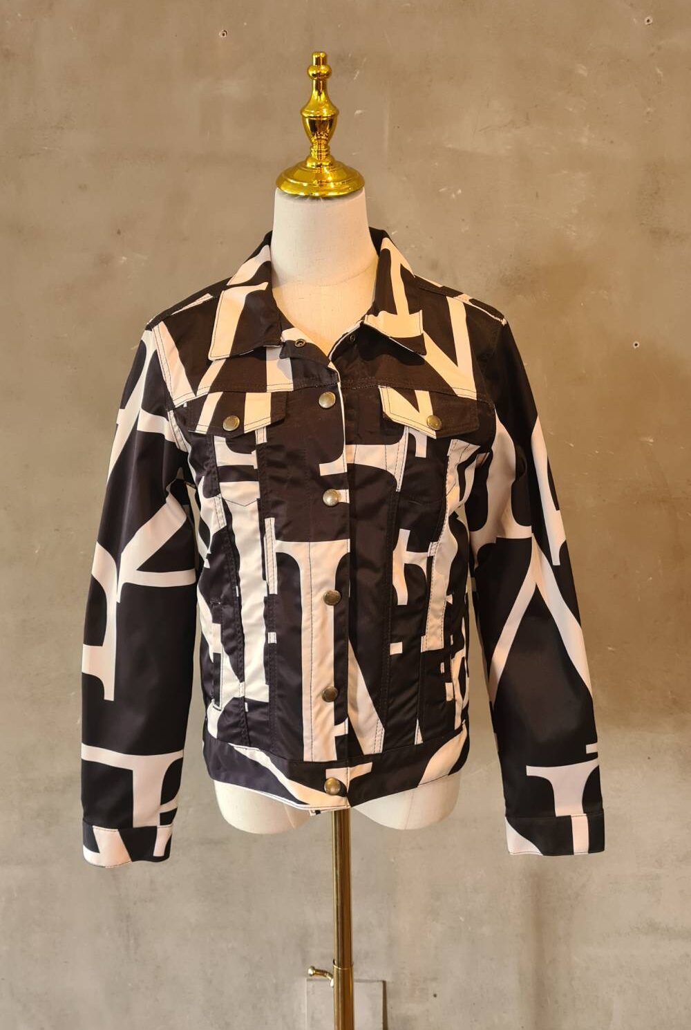 Chaqueta negro con beige y letras AMODOMIO Talla M