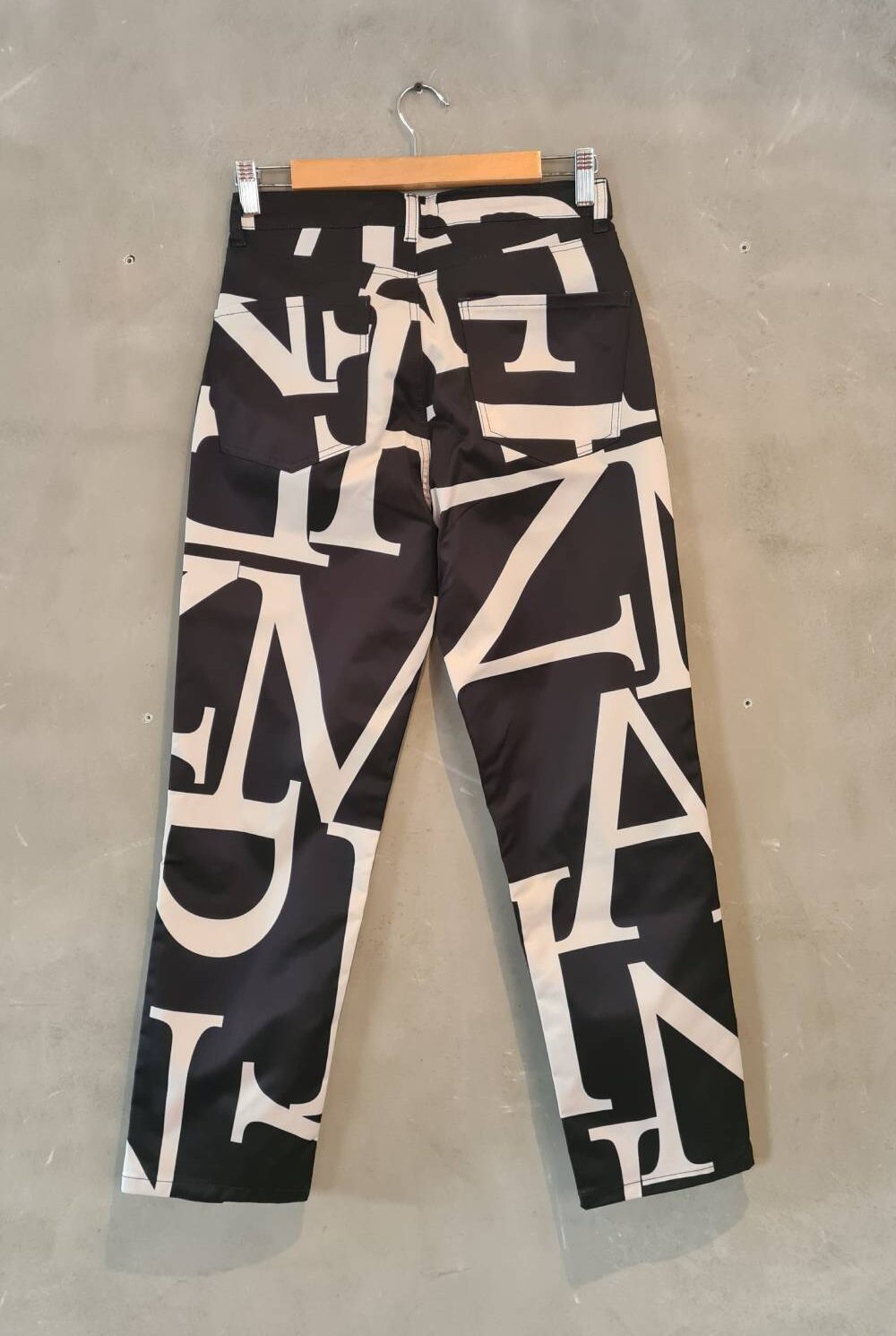 Pantalón tipo jean con Letras AMODOMIO Talla 6