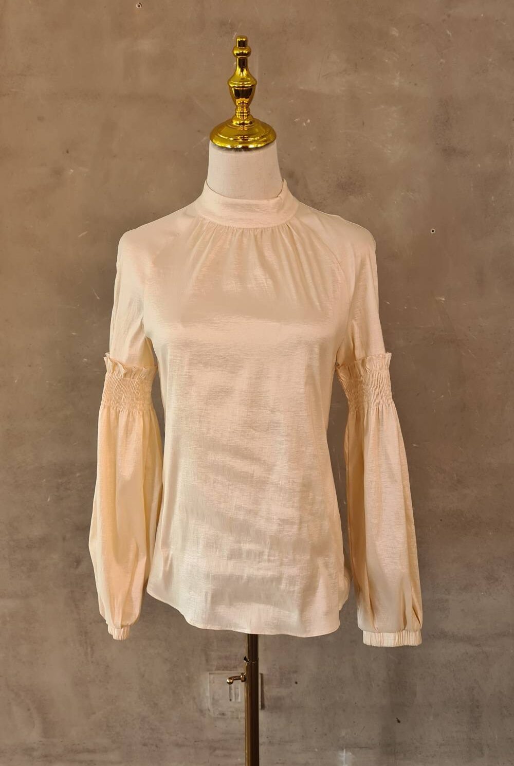 Blusa color hueso satinado VTCH Talla M