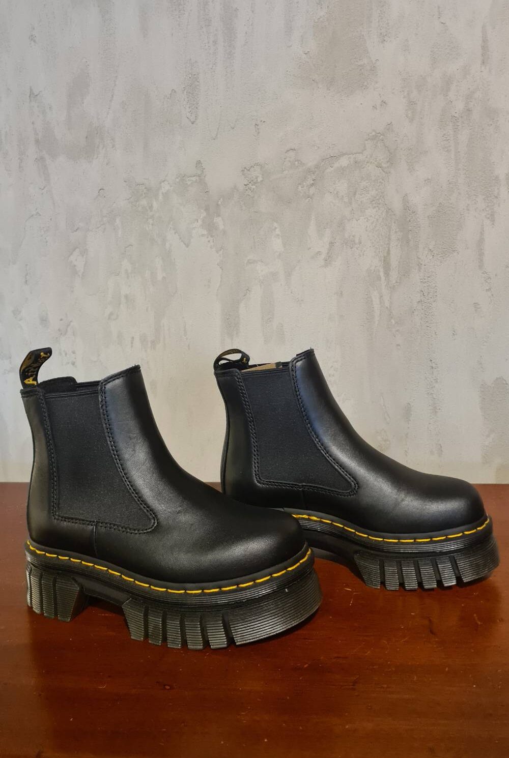 Botas negras con resorte lateral DR MARTENS Talla 35