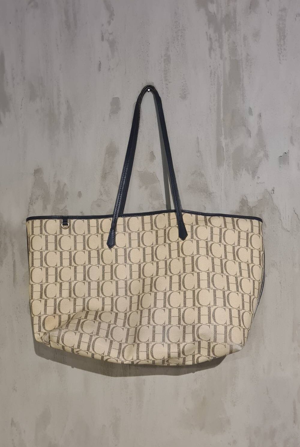 Cartera grande beige con negro CAROLINA HERRERA