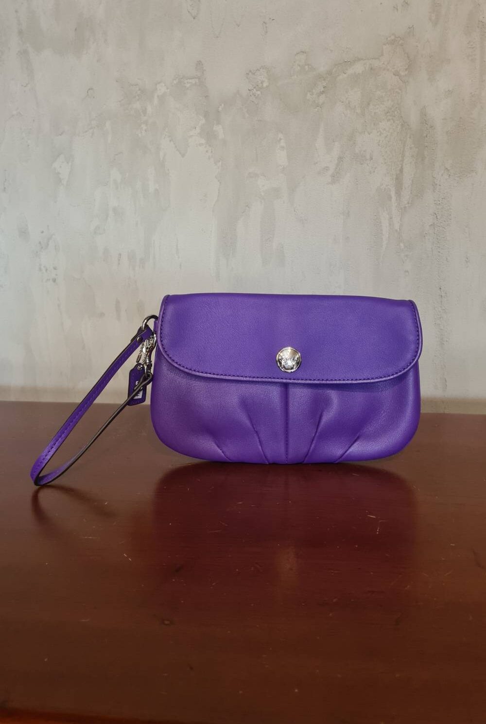 Cartera morada de mano COACH