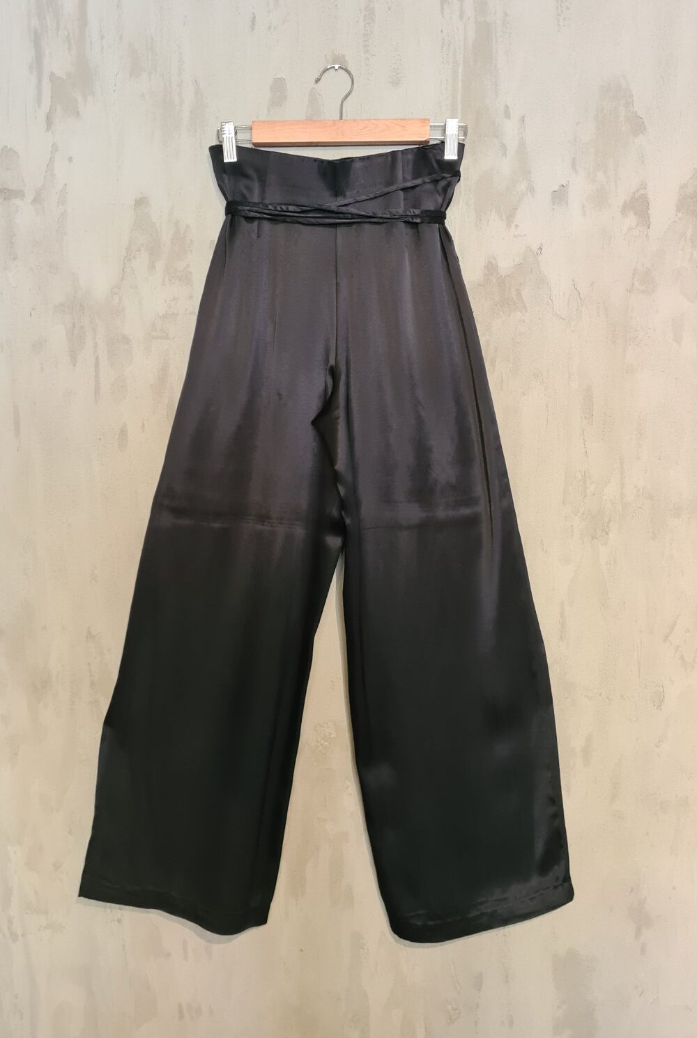Pantalón satín negro ZARA Talla S