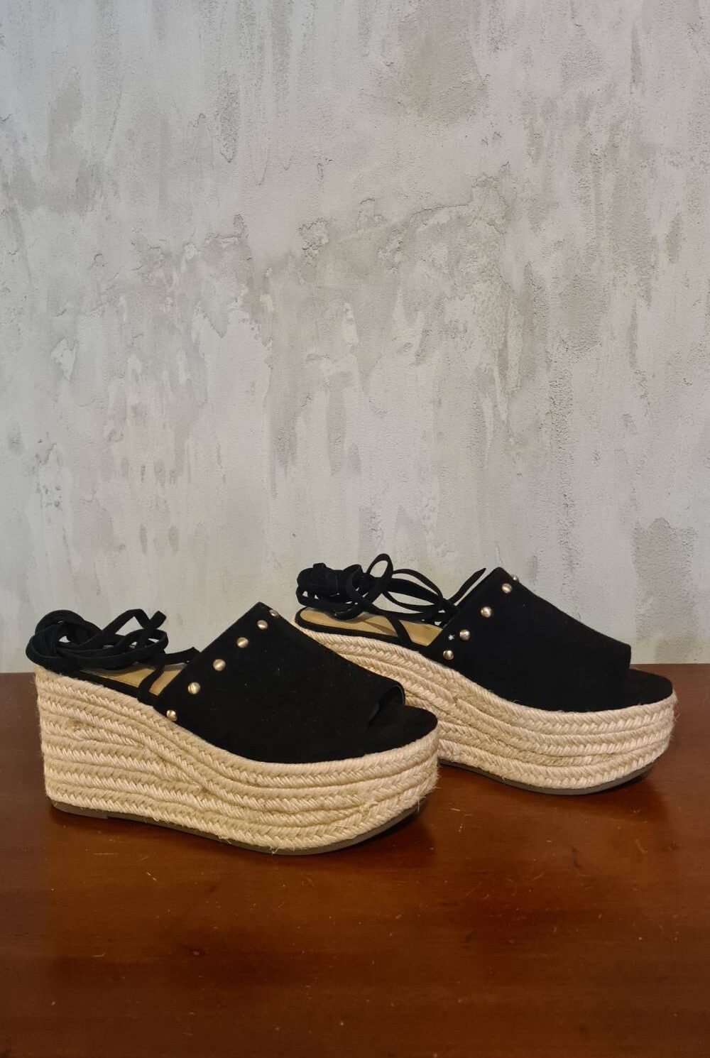 Sandalias en Ante negro con taches MARC FISHER Talla 8