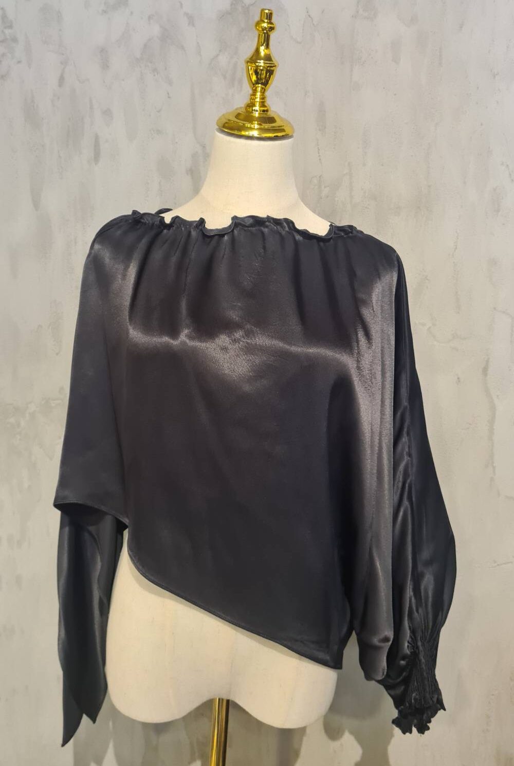 Blusa negra satinada con resorte