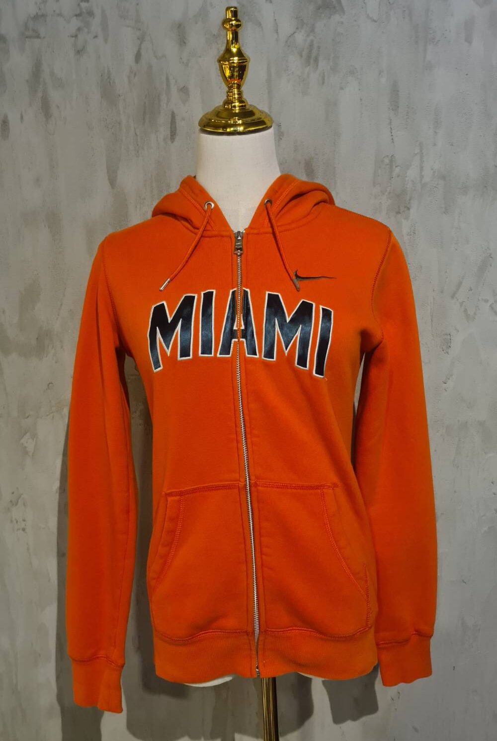 Buso naranja con capucha NIKE