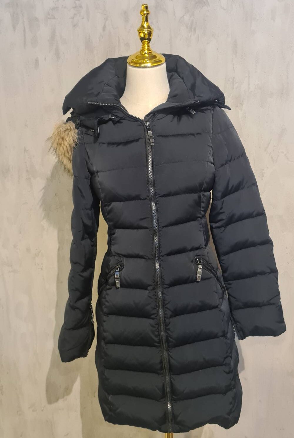 Chaqueta negra gruesa con capucha ZARA WOMAN Talla XS