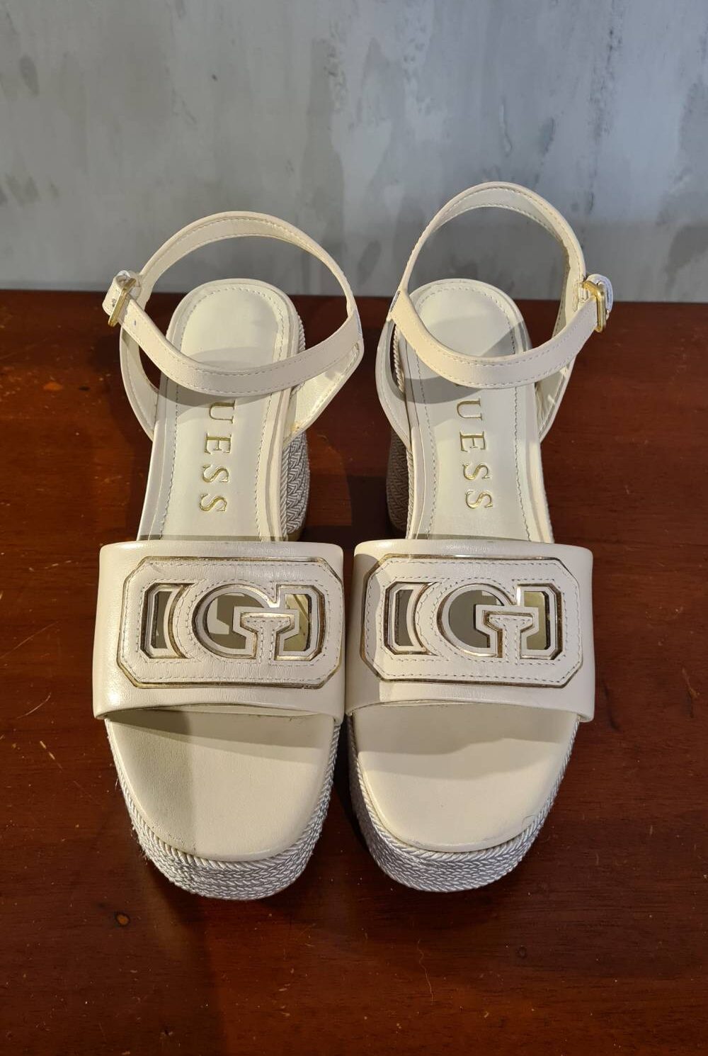 Sandalias hueso tacón ancho GUESS Talla 37