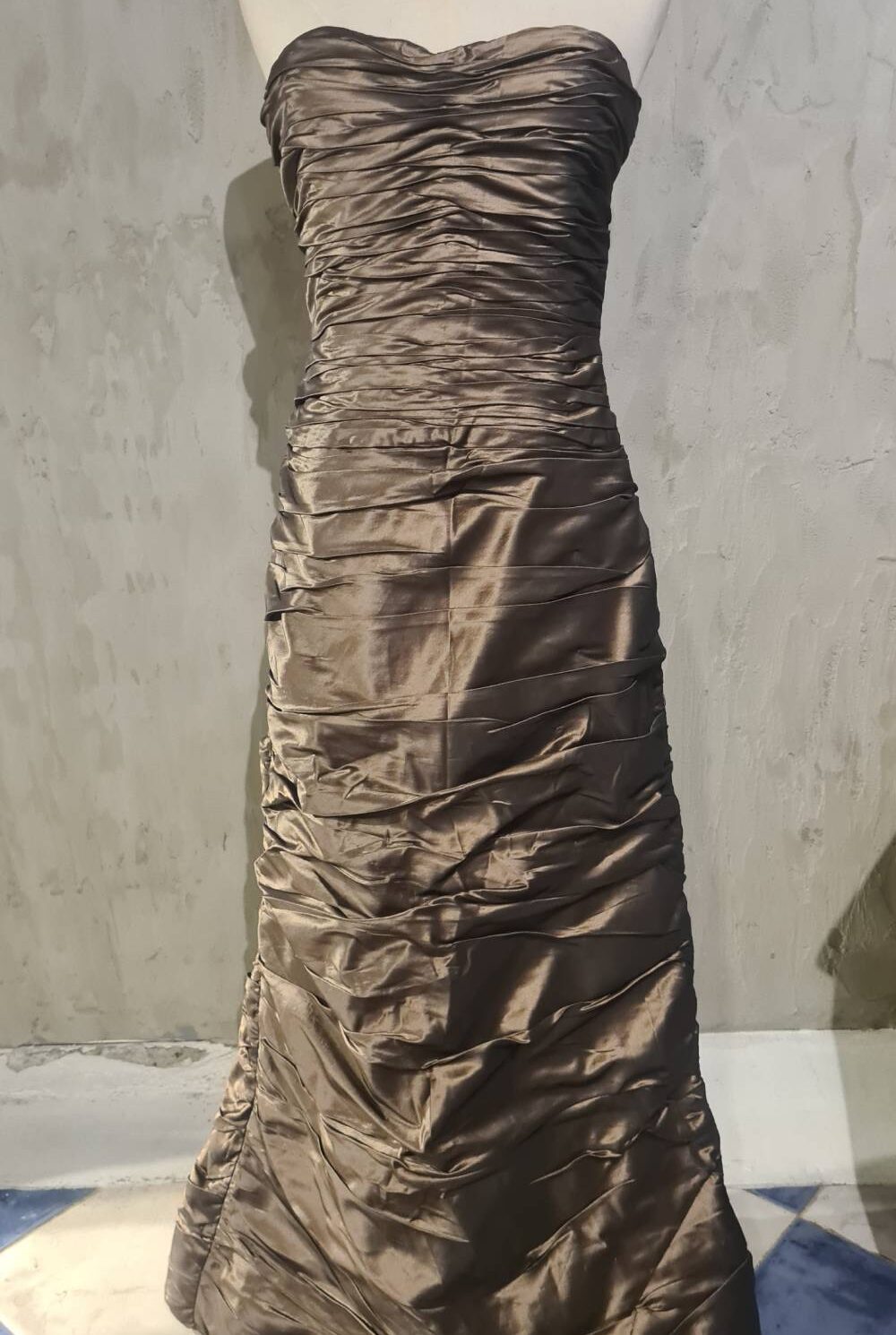 Vestido straple café satinado TERI JON