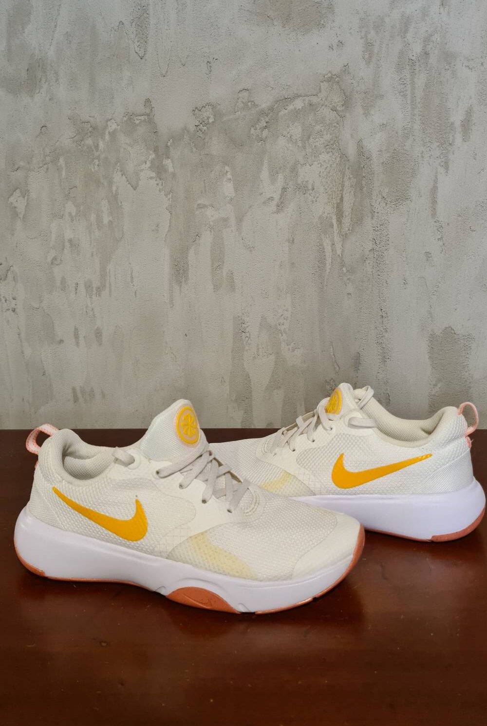 Zapatos logo naranja NIKE Talla 7
