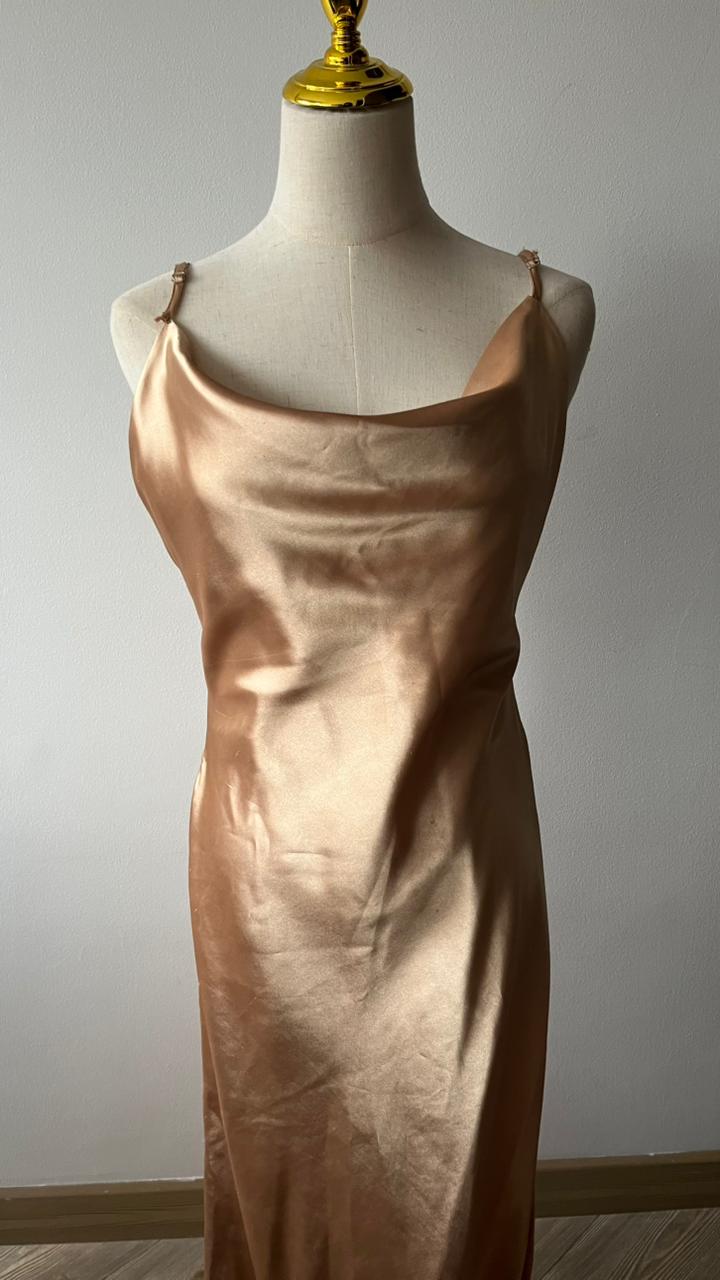 Vestido dorado de largo ajustable